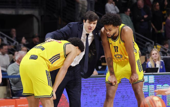 Trainer Pedro Calles redet mit Jack Kayil, Norris Agbakoko Aktion Oberkörper Basketball BBL Bundesliga Herren 17. Spieltag Saison 2025 2026 25.01.2026 ALBA Berlin vs BMA365 Bamberg Baskets