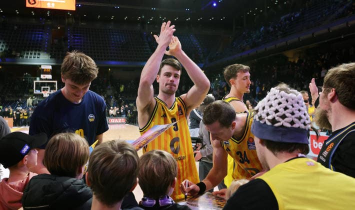 Anton Nufer, Jonas Mattisseck klatscht zu den Fans, Justin Bean, Spieler geben den Fans Autogramme nach Spielende Basketball BBL Bundesliga Herren 17. Spieltag Saison 2025 2026 25.01.2026 ALBA Berlin vs BMA365 Bamberg Baskets