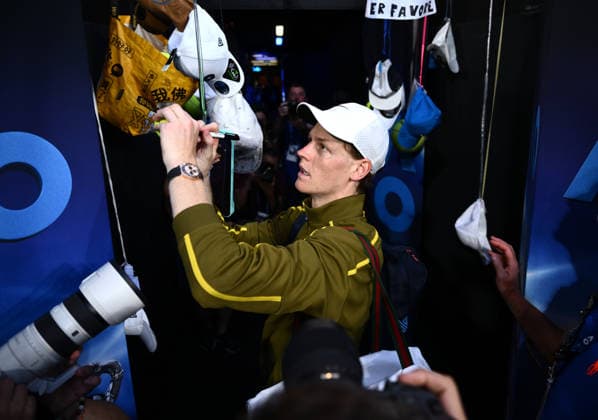TENNIS AUSTRALIAN OPEN, Jannik Sinner of Italy signs autographs after winning the Men™s 4th round match against compatriot Luciano Darderi on day 9 of the 2026 Australian Open tennis tournament at Melbourne Park in Melbourne, Monday, January 26, 2026. ( NO ARCHIVING MELBOURNE VICTORIA AUSTRALIA  Copyright: xJOELxCARRETTx 20260126199525074361