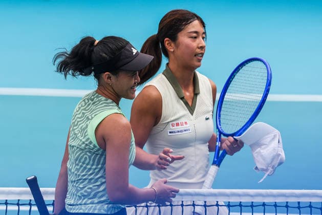 (260126) -- MANILA, Jan. 26, 2026 -- Hontama Mai (R) of Japan greets Elizabeth Abarquez of the Philippines during the women s singles round of 32 match between Hontama Mai of Japan and Elizabeth Abarquez of the Philippines at the WTA, Tennis Damen Philippine Women s Open in Manila, the Philippines, Jan. 26, 2026. ) (SP)THE PHILIPPINES-MANILA-TENNIS-WTA PHILIPPINE WOMEN S OPEN-SINGLES RouellexUmali 