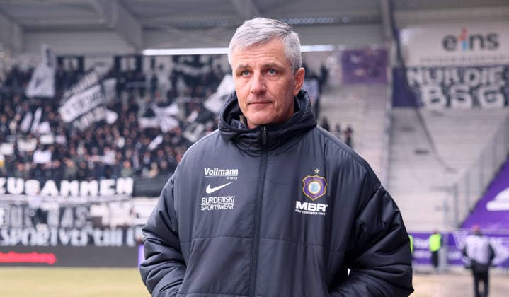Aue, 24.01.2026, Erzgebirgsstadion, Fußball, 3.Liga, 21.Spieltag FC Erzgebirge Aue vs. SSV Ulm , Im Bild; Trainer Jens Härtel Haertel, Erzgebirge Aue. , Nur für journalistische Zwecke. Only for editorial use! , DFB DFL regulations prohibit any use of photographs as image sequences and or quasi-video. ,