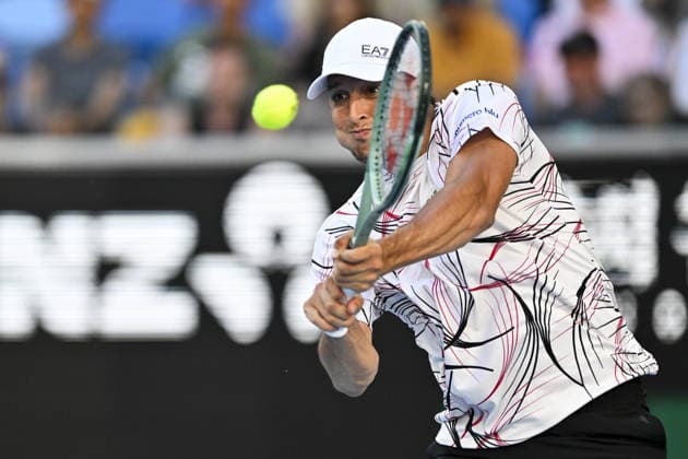 Australian Open 2026 MELBOURNE, AUSTRALIA - JANUARY 26: Luciano Darderi (ITA) in action against Jannik Sinner (ITA) (not seen) during round 4 at the Australian Open grand slam tennis tournament at Melbourne Park in Melbourne, Australia on January 26, 2026 Mark Avellino Anadolu Melbourne Australia. Editorial use only. Please get in touch for any other usage.  Copyright: x2026xAnadoluxMarkxAvellinox