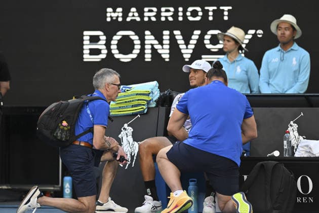 Australian Open 2026 MELBOURNE, AUSTRALIA - JANUARY 26: Luciano Darderi (ITA) is attended to by a medic during his match against Jannik Sinner (ITA) (not seen) during round 4 at the Australian Open grand slam tennis tournament at Melbourne Park in Melbourne, Australia on January 26, 2026 Mark Avellino Anadolu Melbourne Australia. Editorial use only. Please get in touch for any other usage.  Copyright: x2026xAnadoluxMarkxAvellinox