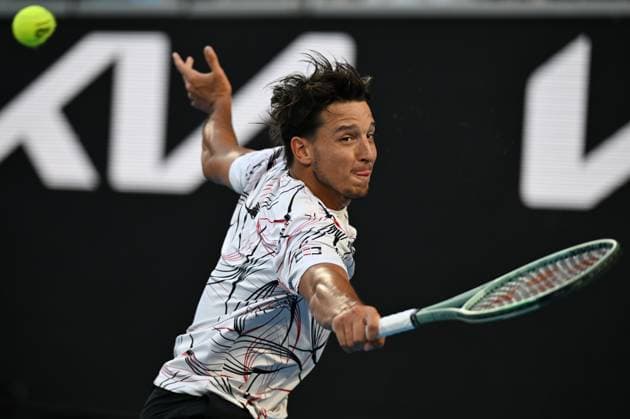 (260126) -- MELBOURNE, Jan. 26, 2026 -- Luciano Darderi hits a return during the men s singles 4th round match between Luciano Darderi of Italy and Jannik Sinner of Italy at the Australian Open tennis tournament in Melbourne, Australia, Jan. 26, 2026. (Photo by Xinhua) (SP)AUSTRALIA-MELBOURNE-TENNIS-AUSTRALIAN OPEN-MEN S SINGLES WangxShen 