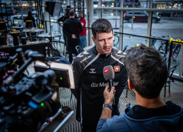 MALMÖ, SWEDEN 2026-01-24 Swiss national team, Nationalteam captain Andy Schmid is interviewed in a corner at Monday s press conference, PK, Pressekonferenz with the Swedish national handball team at the Scandic Triangeln player hotel in Malmö after the loss in the intermediate round against Iceland. MALMÖ SWEDEN x50090x