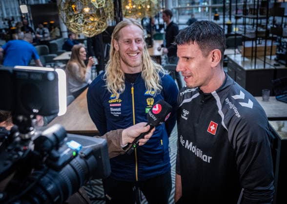 MALMÖ, SWEDEN 2026-01-24 Mikael Appelgren and Switzerland national team, Nationalteam captain Andy Schmid are interviewed in a corner at Monday s press conference, PK, Pressekonferenz with the Swedish national handball team at the Scandic Triangeln player hotel in Malmö after the loss in the intermediate round against Iceland. MALMÖ SWEDEN x50090x