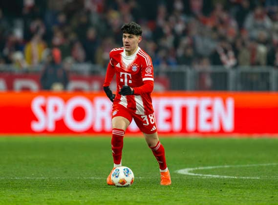 24.01.2026, Fussball Bundesliga 2025 2026, 19.Spieltag, FC Bayern München - FC Augsburg, in der Allianz-Arena München, Felipe Chavez (Bayern München) am Ball