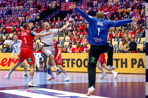 26.01.2026, Handball, Men s EHF EURO 2026, Norwegen - Portugal, Jyske Bank Boxen in Herning, Dänemark, Main Round: Joao Pedro Vinhas Silva Gomes (Portugal 66) wirft den Ball vorbei an Vetle Eck Aga (Norway 03) auf das Tor von Robin Paulsen Haug (Norway 01) Dänemark
