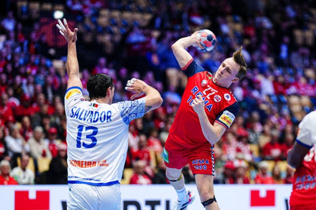 Wurf Tor Tobias Groendahl (Norwegen, 22), Salvador Salvador (Portugal, 13) DEN, Portugal vs. Norwegen, Handball, EHF Europameisterschaft 2026, Hauptrunde, Spieltag 3, 26.01.2026 DEN, Portugal vs. Norwegen, Handball, EHF Europameisterschaft 2026, Hauptrunde, Spieltag 3, 26.01.2026 Herning Copyright: xEibner-Pressefoto MarcelxvonxFehrnx EP_MFN