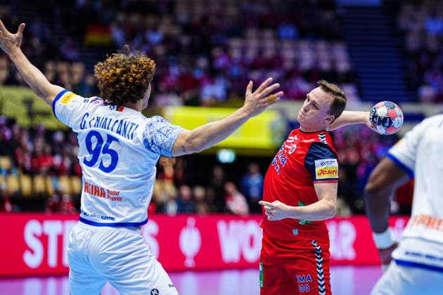 Wurf Tor Tobias Groendahl (Norwegen, 22), Gabriel Cavalcanti (Portugal, 95) DEN, Portugal vs. Norwegen, Handball, EHF Europameisterschaft 2026, Hauptrunde, Spieltag 3, 26.01.2026 DEN, Portugal vs. Norwegen, Handball, EHF Europameisterschaft 2026, Hauptrunde, Spieltag 3, 26.01.2026 Herning Copyright: xEibner-Pressefoto MarcelxvonxFehrnx EP_MFN