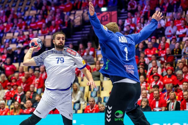 26.01.2026, Handball, Men s EHF EURO 2026, Norwegen - Portugal, Jyske Bank Boxen in Herning, Dänemark, Main Round: Martim Mota Costa (Portugal 79) wirft auf das Tor von Robin Paulsen Haug (Norway 01) Dänemark