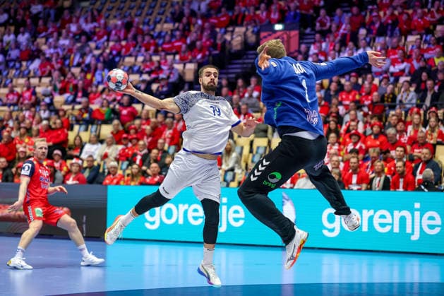 26.01.2026, Handball, Men s EHF EURO 2026, Norwegen - Portugal, Jyske Bank Boxen in Herning, Dänemark, Main Round: Martim Mota Costa (Portugal 79) wirft auf das Tor von Robin Paulsen Haug (Norway 01) Dänemark