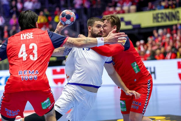 26.01.2026, Handball, Men s EHF EURO 2026, Norwegen - Portugal, Jyske Bank Boxen in Herning, Dänemark, Main Round: Martim Mota Costa (Portugal 79) im Zweikampf gegen Simen Ulstad Lyse (Norway 43) Vetle Ronningen (Norway 10) Dänemark