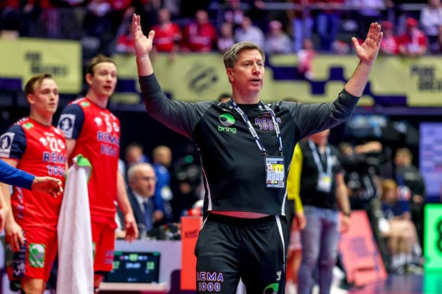 26.01.2026, Handball, Men s EHF EURO 2026, Norwegen - Portugal, Jyske Bank Boxen in Herning, Dänemark, Main Round: Headcoach Jonas Liberg Wille (Norway hc) gestikulierend am Spielfeldrand Dänemark