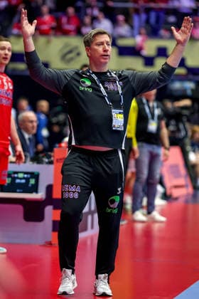 26.01.2026, Handball, Men s EHF EURO 2026, Norwegen - Portugal, Jyske Bank Boxen in Herning, Dänemark, Main Round: Headcoach Jonas Liberg Wille (Norway hc) gestikulierend am Spielfeldrand Dänemark