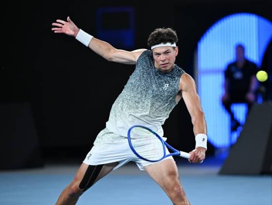 (260126) -- MELBOURNE, Jan. 26, 2026 -- Ben Shelton hits a return during the men s singles 4th round match between Ben Shelton of the United States and Casper Ruud of Norway at the Australian Open tennis tournament in Melbourne, Australia, Jan. 26, 2026. (Photo by Xinhua) (SP)AUSTRALIA-MELBOURNE-TENNIS-AUSTRALIAN OPEN-MEN S SINGLES WangxShen 