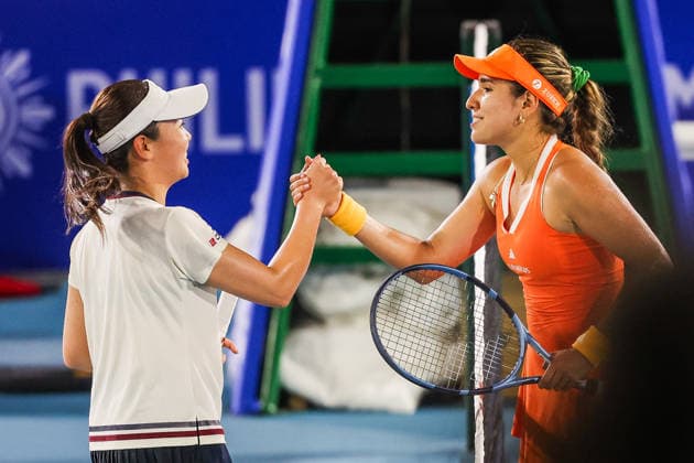 (260126) -- MANILA, Jan. 26, 2026 -- Camila Osorio (R) of Colombia shakes hands with Hosogi Sakura of Japan during the women s singles round of 32 match between Camila Osorio of Colombia and Hosogi Sakura of Japan at the WTA, Tennis Damen Philippine Women s Open in Manila, the Philippines, Jan. 26, 2026. ) (SP)PHILIPPINES-MANILA-TENNIS-WTA PHILIPPINE WOMEN S OPEN-SINGLES ROUELLExUMALI 