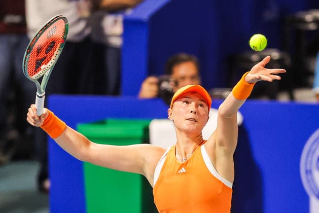 (260126) -- MANILA, Jan. 26, 2026 -- Alina Charaeva of Russia serves during the women s singles round of 32 match between Alina Charaeva of Russia and Alexandra Eala of the Philippines at the WTA, Tennis Damen Philippine Women s Open in Manila, the Philippines, Jan. 26, 2026. ) (SP)PHILIPPINES-MANILA-TENNIS-WTA PHILIPPINE WOMEN S OPEN-SINGLES ROUELLExUMALI 