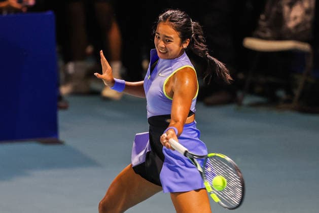 (260126) -- MANILA, Jan. 26, 2026 -- Alexandra Eala of the Philippines competes during the women s singles round of 32 match between Alina Charaeva of Russia and Alexandra Eala of the Philippines at the WTA, Tennis Damen Philippine Women s Open in Manila, the Philippines, Jan. 26, 2026. ) (SP)PHILIPPINES-MANILA-TENNIS-WTA PHILIPPINE WOMEN S OPEN-SINGLES ROUELLExUMALI 