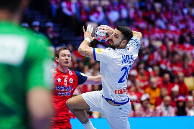 Wurf Tor Miguel Neves (Portugal, 20) DEN, Portugal vs. Norwegen, Handball, EHF Europameisterschaft 2026, Hauptrunde, Spieltag 3, 26.01.2026 DEN, Portugal vs. Norwegen, Handball, EHF Europameisterschaft 2026, Hauptrunde, Spieltag 3, 26.01.2026 Herning Copyright: xEibner-Pressefoto MarcelxvonxFehrnx EP_MFN