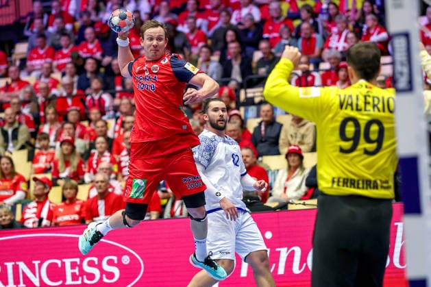 26.01.2026, Handball, Men s EHF EURO 2026, Norwegen - Portugal, Jyske Bank Boxen in Herning, Dänemark, Main Round: Sander Sagosen (Norway 05) wirft den Ball auf das Tor von Diogo Pires Andrade Heliodoro Valerio (Portugal 99) Dänemark