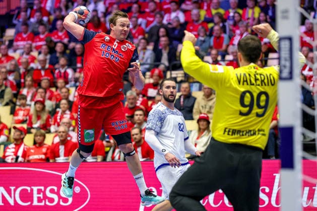 26.01.2026, Handball, Men s EHF EURO 2026, Norwegen - Portugal, Jyske Bank Boxen in Herning, Dänemark, Main Round: Sander Sagosen (Norway 05) wirft den Ball auf das Tor von Diogo Pires Andrade Heliodoro Valerio (Portugal 99) Dänemark