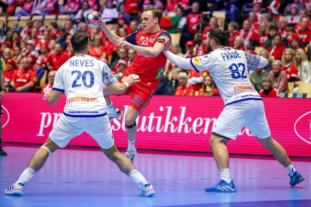 26.01.2026, Handball, Men s EHF EURO 2026, Norwegen - Portugal, Jyske Bank Boxen in Herning, Dänemark, Main Round: Tobias Schjolberg Grondahl (Norway 22) im Zweikampf gegen Miguel Jose Soares Neves (Portugal 20) Luis Diogo Sousa Frade (Portugal 82) Dänemark