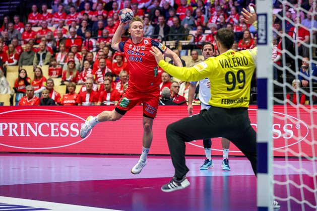 26.01.2026, Handball, Men s EHF EURO 2026, Norwegen - Portugal, Jyske Bank Boxen in Herning, Dänemark, Main Round: August Baskar Pedersen (Norway 40) wirft den Ball auf das Tor Diogo Pires Andrade Heliodoro Valerio (Portugal 99) Dänemark