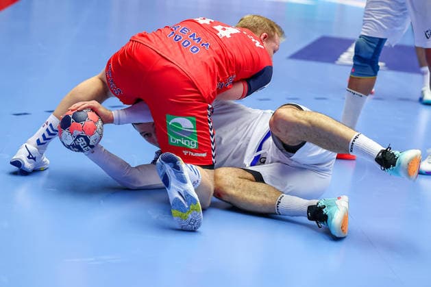 26.01.2026, Handball, Men s EHF EURO 2026, Norwegen - Portugal, Jyske Bank Boxen in Herning, Dänemark, Main Round: Kevin Maagero Gulliksen (Norway 44) im Zweikampf gegen Rui Sousa Martins Silva (Portugal 14) Dänemark *** 26 01 2026, Handball, Men s EHF EURO 2026, Norway Portugal, Jyske Bank Boxing in Herning, Denmark, Main Round Kevin Maagero Gulliksen Norway 44 in a duel against Rui Sousa Martins Silva Portugal 14 Denmark