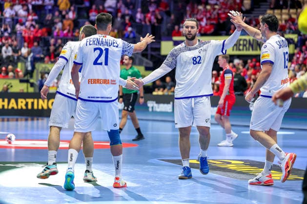 26.01.2026, Handball, Men s EHF EURO 2026, Norwegen - Portugal, Jyske Bank Boxen in Herning, Dänemark, Main Round: Leonel Gomes Silva Fernandes (Portugal 21) Luis Diogo Sousa Frade (Portugal 82) Rocha Nogueira (Portugal 13) jubelnd Dänemark