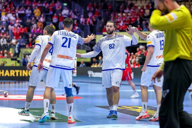 26.01.2026, Handball, Men s EHF EURO 2026, Norwegen - Portugal, Jyske Bank Boxen in Herning, Dänemark, Main Round: Leonel Gomes Silva Fernandes (Portugal 21) Luis Diogo Sousa Frade (Portugal 82) Rocha Nogueira (Portugal 13) jubelnd Dänemark