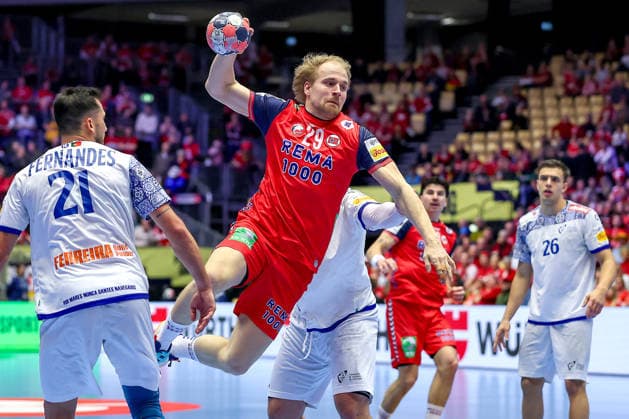 26.01.2026, Handball, Men s EHF EURO 2026, Norwegen - Portugal, Jyske Bank Boxen in Herning, Dänemark, Main Round: Magnus Fredriksen (Norway 29) wirft den Ball auf das Tor vorbei an Leonel Gomes Silva Fernandes (Portugal 21) Dänemark