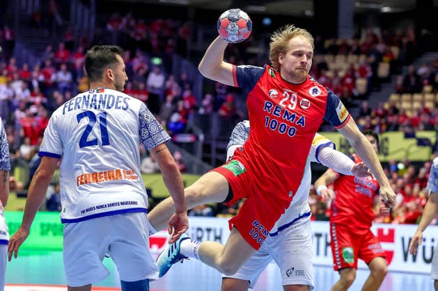 26.01.2026, Handball, Men s EHF EURO 2026, Norwegen - Portugal, Jyske Bank Boxen in Herning, Dänemark, Main Round: Magnus Fredriksen (Norway 29) wirft den Ball auf das Tor vorbei an Leonel Gomes Silva Fernandes (Portugal 21) Dänemark