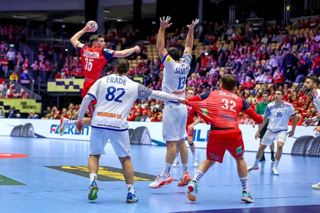 26.01.2026, Handball, Men s EHF EURO 2026, Norwegen - Portugal, Jyske Bank Boxen in Herning, Dänemark, Main Round: Patrick Helland Anderson (Norway 35) wirft den Ball auf das Tor vorbei an Luis Diogo Sousa Frade (Portugal 82) Rocha Nogueira (Portugal 13) Thomas Alfred Solstad (Norway 32) Dänemark