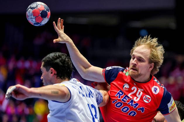 26.01.2026, Handball, Men s EHF EURO 2026, Norwegen - Portugal, Jyske Bank Boxen in Herning, Dänemark, Main Round: Magnus Fredriksen (Norway 29) im Zweikampf gegen Rocha Nogueira (Portugal 13) Dänemark