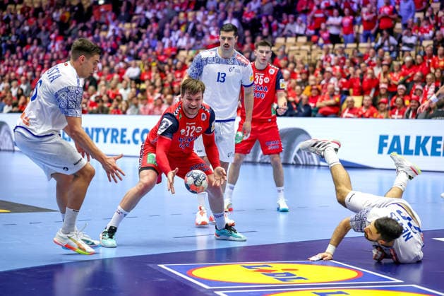 26.01.2026, Handball, Men s EHF EURO 2026, Norwegen - Portugal, Jyske Bank Boxen in Herning, Dänemark, Main Round: Francisco Mota Costa (Portugal 26) Rocha Nogueira (Portugal 13) Miguel Jose Soares Neves (Portugal 20) verteidigen gegen Thomas Alfred Solstad (Norway 32) Dänemark
