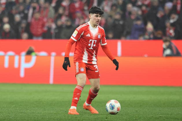 38 Felipe Chavez (FCB) Einzelbild, Freisteller, am Ball, Portraet, Portrait, Fussball 1. BL FC Bayern München - VfL Wolfsburg 24.01.2026 Allianz Arena FOTO: Mladen Lackovic LakoPress