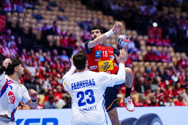 Wurf Tor Imanol Garciandia (Spanien, 18) DEN, Spanien vs. Frankreich, Handball, EHF Europameisterschaft 2026, Hauptrunde, Spieltag 3, 26.01.2026 DEN, Spanien vs. Frankreich, Handball, EHF Europameisterschaft 2026, Hauptrunde, Spieltag 3, 26.01.2026 Herning Copyright: xEibner-Pressefoto MarcelxvonxFehrnx EP_MFN