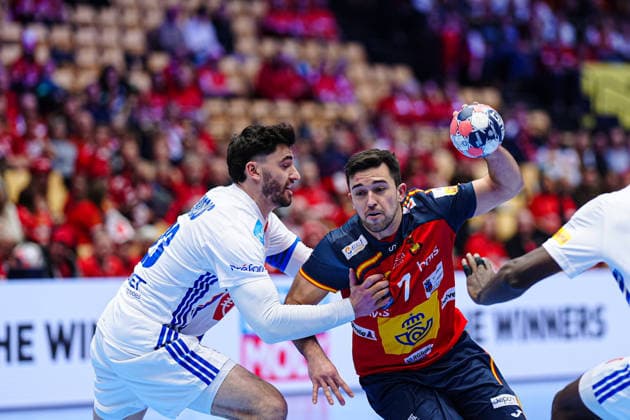 Ludovic Fabregas (Frankreich, 23), Jan Gurri (Spanien, 07) DEN, Spanien vs. Frankreich, Handball, EHF Europameisterschaft 2026, Hauptrunde, Spieltag 3, 26.01.2026 DEN, Spanien vs. Frankreich, Handball, EHF Europameisterschaft 2026, Hauptrunde, Spieltag 3, 26.01.2026 Herning Copyright: xEibner-Pressefoto MarcelxvonxFehrnx EP_MFN