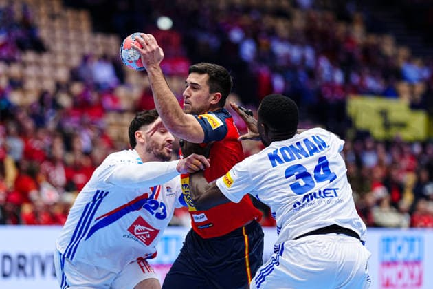 Ludovic Fabregas (Frankreich, 23), Jan Gurri (Spanien, 07), Karl Konan (Frankreich, 34) DEN, Spanien vs. Frankreich, Handball, EHF Europameisterschaft 2026, Hauptrunde, Spieltag 3, 26.01.2026 DEN, Spanien vs. Frankreich, Handball, EHF Europameisterschaft 2026, Hauptrunde, Spieltag 3, 26.01.2026 Herning Copyright: xEibner-Pressefoto MarcelxvonxFehrnx EP_MFN