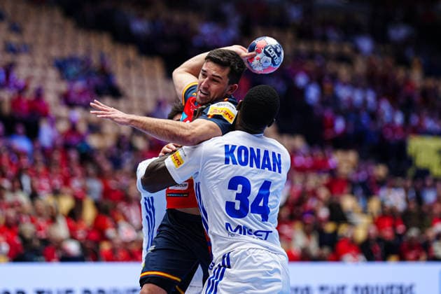 Ludovic Fabregas (Frankreich, 23), Jan Gurri (Spanien, 07), Karl Konan (Frankreich, 34) DEN, Spanien vs. Frankreich, Handball, EHF Europameisterschaft 2026, Hauptrunde, Spieltag 3, 26.01.2026 DEN, Spanien vs. Frankreich, Handball, EHF Europameisterschaft 2026, Hauptrunde, Spieltag 3, 26.01.2026 Herning Copyright: xEibner-Pressefoto MarcelxvonxFehrnx EP_MFN