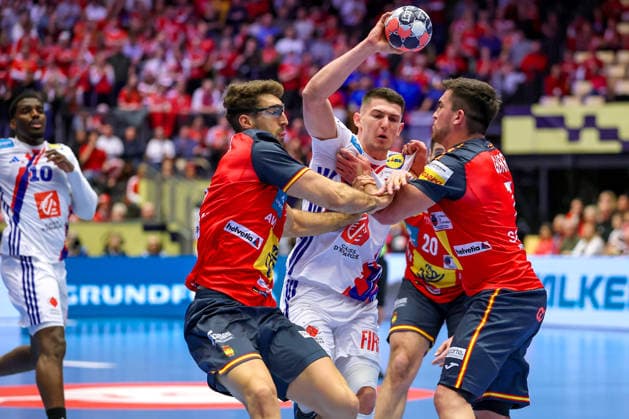 26.01.2026, Handball, Men s EHF EURO 2026, Frankreich - Spanien, Jyske Bank Boxen in Herning, Dänemark, Main Round: Aymeric Minne (France 04) im Zweikampf gegen Antonio Serradilla Cuenca (Espania 05) Jan Gurri Aregay (Espania 07) Dänemark