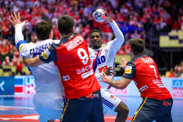 26.01.2026, Handball, Men s EHF EURO 2026, Frankreich - Spanien, Jyske Bank Boxen in Herning, Dänemark, Main Round: Dika Mem (France 10) Aymeric Minne (France 04) im Zweikampf gegen Ian Tarrafeta Serrano (Espania 09) Jan Gurri Aregay (Espania 07) Dänemark