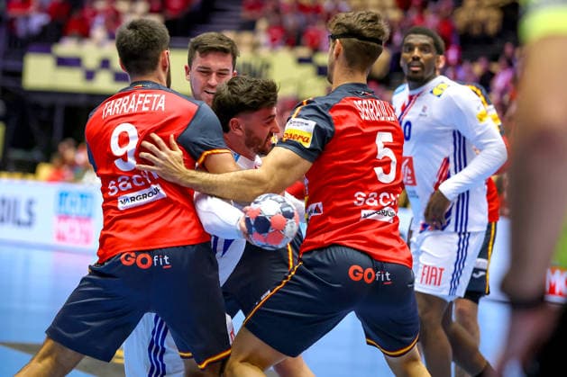 26.01.2026, Handball, Men s EHF EURO 2026, Frankreich - Spanien, Jyske Bank Boxen in Herning, Dänemark, Main Round: Ludovic Fabregas (France 23) wird von Ian Tarrafeta Serrano (Espania 09) Antonio Serradilla Cuenca (Espania 05) festgemacht Dänemark