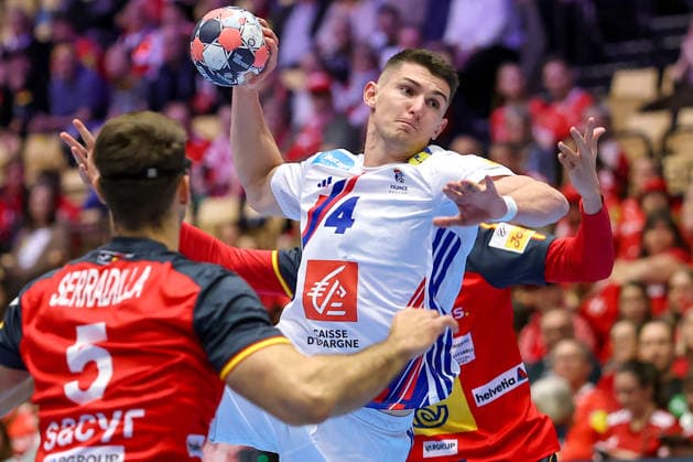 26.01.2026, Handball, Men s EHF EURO 2026, Frankreich - Spanien, Jyske Bank Boxen in Herning, Dänemark, Main Round: Aymeric Minne (France 04) wirft den Ball auf das Tor Dänemark