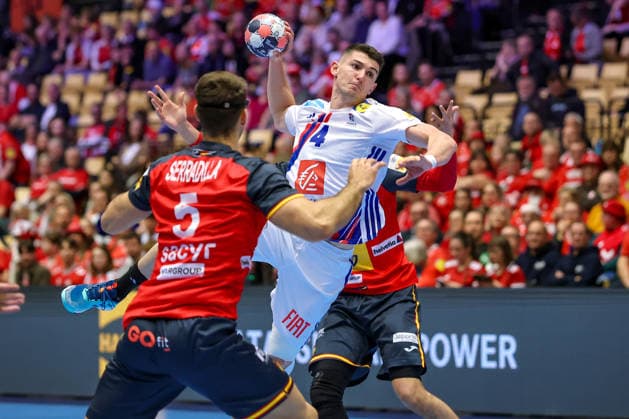 26.01.2026, Handball, Men s EHF EURO 2026, Frankreich - Spanien, Jyske Bank Boxen in Herning, Dänemark, Main Round: Aymeric Minne (France 04) wirft den Ball auf das Tor Dänemark