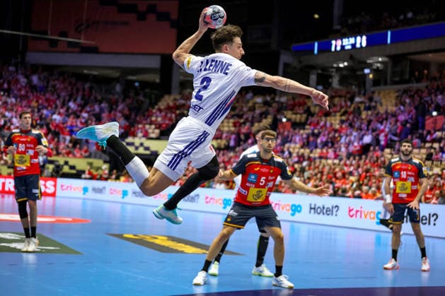 26.01.2026, Handball, Men s EHF EURO 2026, Frankreich - Spanien, Jyske Bank Boxen in Herning, Dänemark, Main Round: Yanis Lenne (France 02) wirft den Ball auf das Tor Dänemark