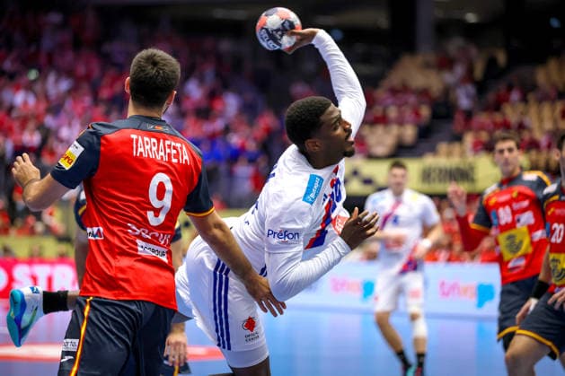 26.01.2026, Handball, Men s EHF EURO 2026, Frankreich - Spanien, Jyske Bank Boxen in Herning, Dänemark, Main Round: Ian Tarrafeta Serrano (Espania 09) im Zweikampf gegen Dika Mem (France 10) Dänemark