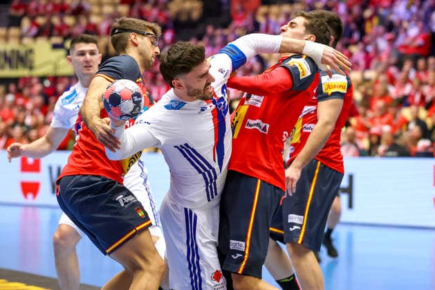 26.01.2026, Handball, Men s EHF EURO 2026, Frankreich - Spanien, Jyske Bank Boxen in Herning, Dänemark, Main Round: Ludovic Fabregas (France 23) im Zweikampf gegen Antonio Serradilla Cuenca (Espania 05) Ian Barrufet Torrebejano (Espania 80) Dänemark