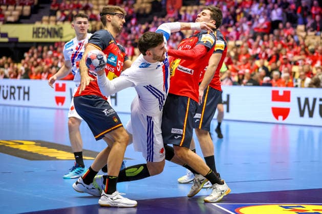 26.01.2026, Handball, Men s EHF EURO 2026, Frankreich - Spanien, Jyske Bank Boxen in Herning, Dänemark, Main Round: Ludovic Fabregas (France 23) im Zweikampf gegen Antonio Serradilla Cuenca (Espania 05) Ian Barrufet Torrebejano (Espania 80) Dänemark